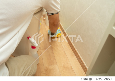 夫のトイレ床掃除 夫のトイレ床掃除 69512651