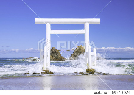 福岡県 糸島市 二見ヶ浦の白い鳥居と夫婦岩 福岡県 糸島市 二見ヶ浦の白い鳥居と夫婦岩 69513026