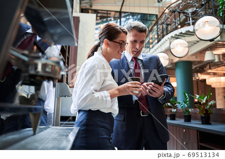 Portrait of advisor and her assistant 69513134