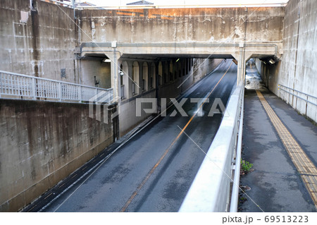 アンダーパスの歩道 アンダーパスの歩道 69513223