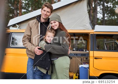 Family hug and look at the camera Family hug and look at the camera 69513254