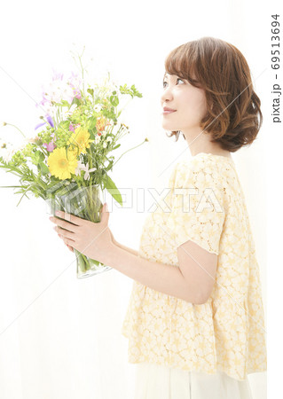 花と女性 69513694