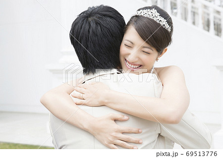 抱き合う新郎新婦 抱き合う新郎新婦 69513776