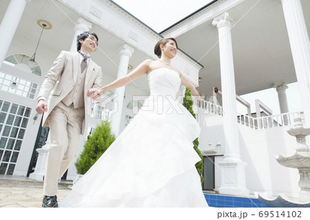 手を繋ぐ新郎新婦 手を繋ぐ新郎新婦 69514102