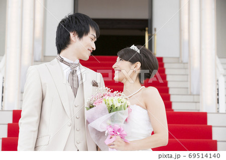 見つめ合う新郎新婦 69514140