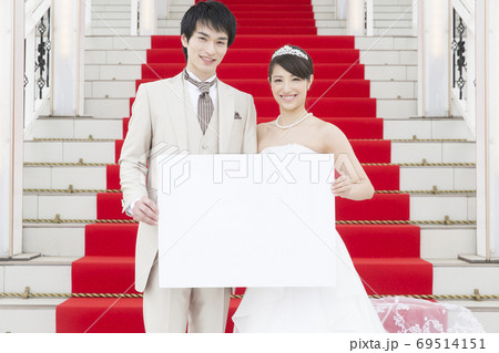 メッセージボードを持つ新郎新婦 メッセージボードを持つ新郎新婦 69514151