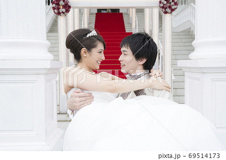 新婦をお姫様抱っこをする新郎 新婦をお姫様抱っこをする新郎 69514173
