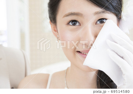 涙を拭く花嫁 69514580