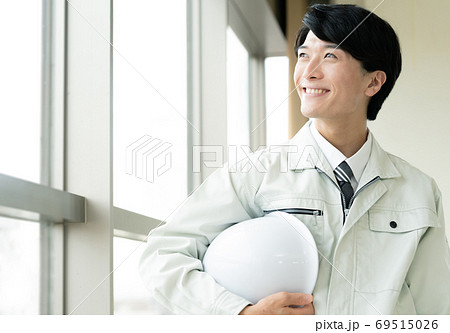 建物管理をする若い男性 69515026