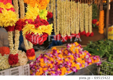 シンガポールのインディアンストリートの花飾り店の写真素材