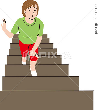 階段を昇るのが辛いミドルエイジの女性 69516176