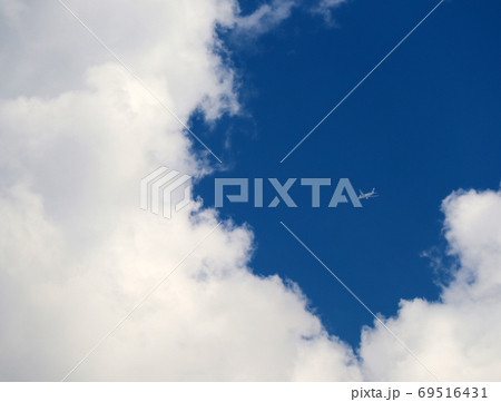 積乱雲をすりぬける航空機 69516431