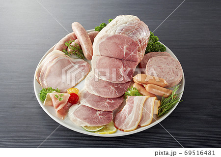 ハム、ベーコン、ソーセージの盛り合わせ ハム、ベーコン、ソーセージの盛り合わせ 69516481