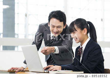 パソコンの授業を受ける女子中学生 パソコンの授業を受ける女子中学生 69516552
