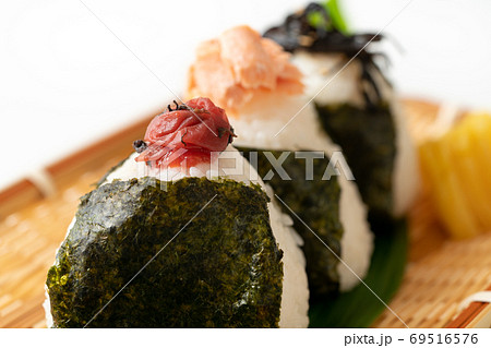 ザルに盛られたおにぎり 69516576