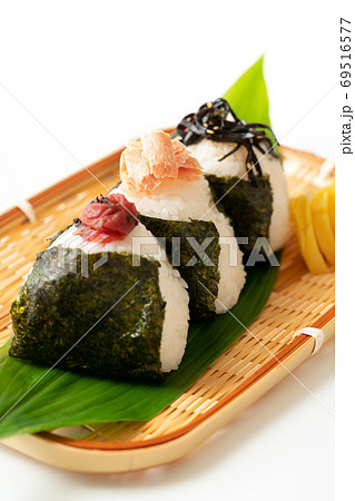 ザルに盛られたおにぎり 69516577