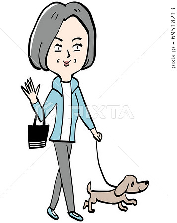 シニア女性の犬の散歩のイラスト素材