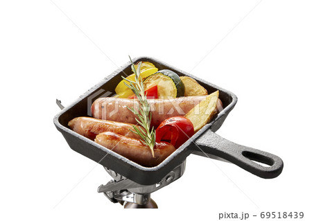 スキレット鍋でつくるアウトドア料理　 69518439