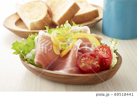 朝食イメージ 【生ハムサラダ、食パン、牛乳】 朝食イメージ 【生ハムサラダ、食パン、牛乳】 69518441