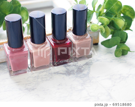 暖色系のネイルポリッシュ 暖色系のネイルポリッシュ 69518680