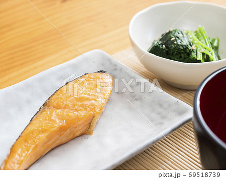 和食の朝食のおかず　焼鮭 69518739