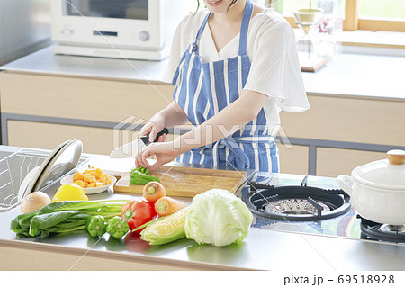 野菜を切る女性 顔無し 野菜を切る女性 顔無し 69518928