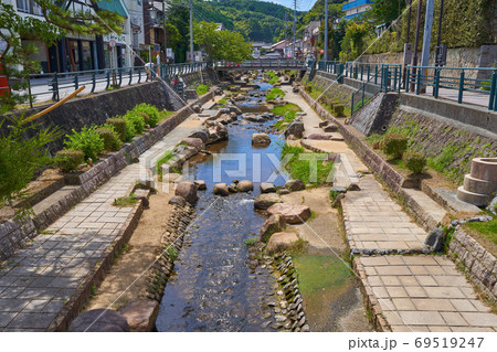 島根県松江市玉湯町の玉湯川にかかる勾玉橋から玉湯川を見る 島根県松江市玉湯町の玉湯川にかかる勾玉橋から玉湯川を見る 69519247