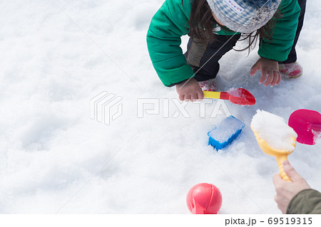 雪遊びする親子 雪遊びする親子 69519315