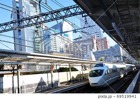 小田急小田原線、南新宿駅に入線する回送列車(50000形) 小田急小田原線、南新宿駅に入線する回送列車(50000形) 69519941