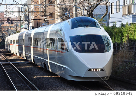 小田急小田原線、南新宿駅に入線する回送列車(50000形) 小田急小田原線、南新宿駅に入線する回送列車(50000形) 69519945