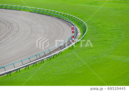 競馬場の芝コースとダートコース 69520445