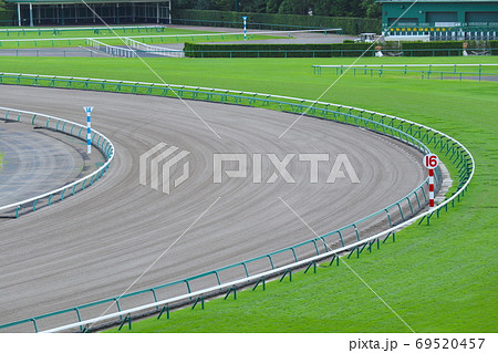 競馬場のダートコース 69520457