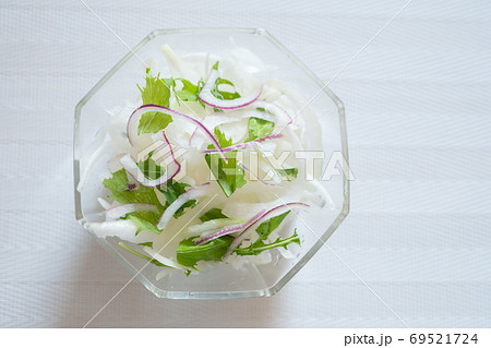自宅で食べた玉ねぎサラダ 自宅で食べた玉ねぎサラダ 69521724