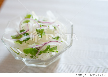 自宅で食べた玉ねぎサラダ 自宅で食べた玉ねぎサラダ 69521749