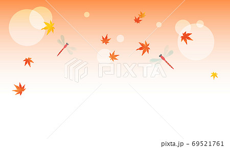 秋の夕焼け空を飛ぶ2匹の赤とんぼと紅葉した楓と円02のイラスト素材