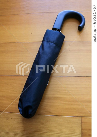 メンズの折りたたみ傘黒ビジネスマン会社員学生台風予備つゆ メンズの折りたたみ傘黒ビジネスマン会社員学生台風予備つゆ 69521767