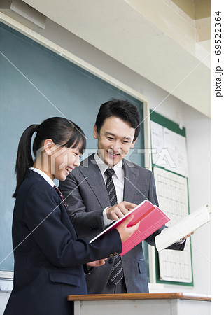 女子生徒の質問に答える先生 69522364