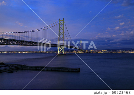 岩屋漁港から明石海峡大橋　夕暮れからライトアップ 69523468