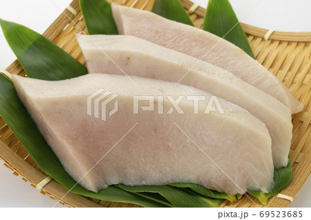 脂たっぷりのメカジキの切り身 ざる盛り 三切れ 脂たっぷりのメカジキの切り身 ざる盛り 三切れ 69523685