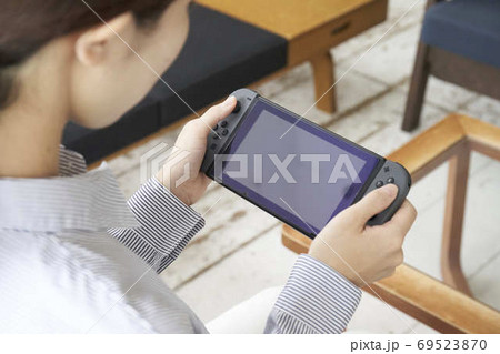 ゲームで遊ぶ若い女性の手元 ゲームで遊ぶ若い女性の手元 69523870