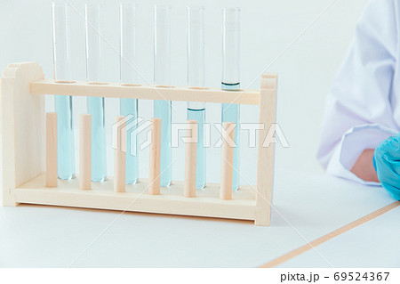 研究・科学者イメージ（試験管・実験） 69524367