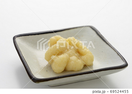 皿にのせたおろしにんにく 69524455