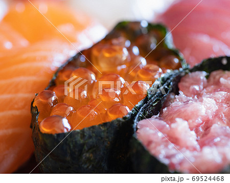 いくらのお寿司 いくらと酢飯を海苔で巻いた軍艦 の写真素材