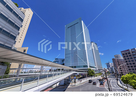 JR桜木町駅前 さくらみらい橋と横浜市庁舎のビルディング 69524679