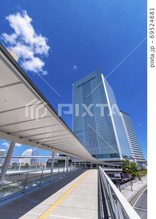 JR桜木町駅前 さくらみらい橋と横浜市庁舎のビルディング 69524681