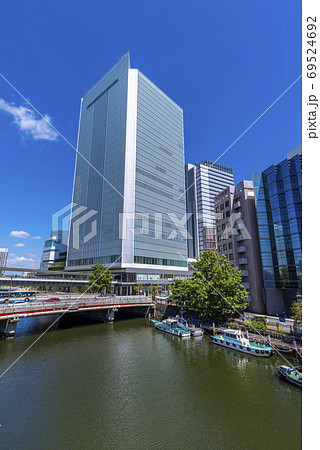JR桜木町駅前 大岡川と横浜市庁舎のビルディング 69524692
