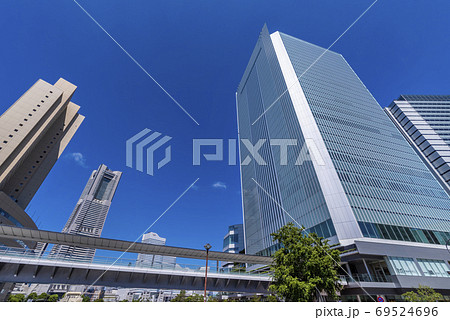 JR桜木町駅前 さくらみらい橋と横浜市庁舎のビルディング JR桜木町駅前 さくらみらい橋と横浜市庁舎のビルディング 69524696
