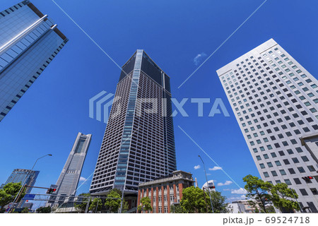 「馬車道」駅前の風景 みなとみらい大通りと北仲ブリック&ホワイト 「馬車道」駅前の風景 みなとみらい大通りと北仲ブリック&ホワイト 69524718