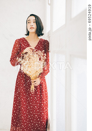 赤いワンピースを着た女性の写真素材