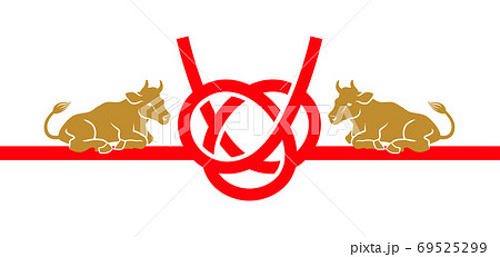 2021　丑年　年賀状素材 - 水引き飾りの上に横たわる二頭の牛 69525299